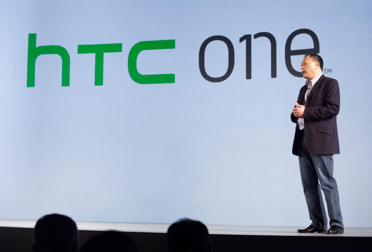 O presidente-executivo da HTC, Peter Chou, revela a nova marca HTC One. Existem três modelos - x, s e v.