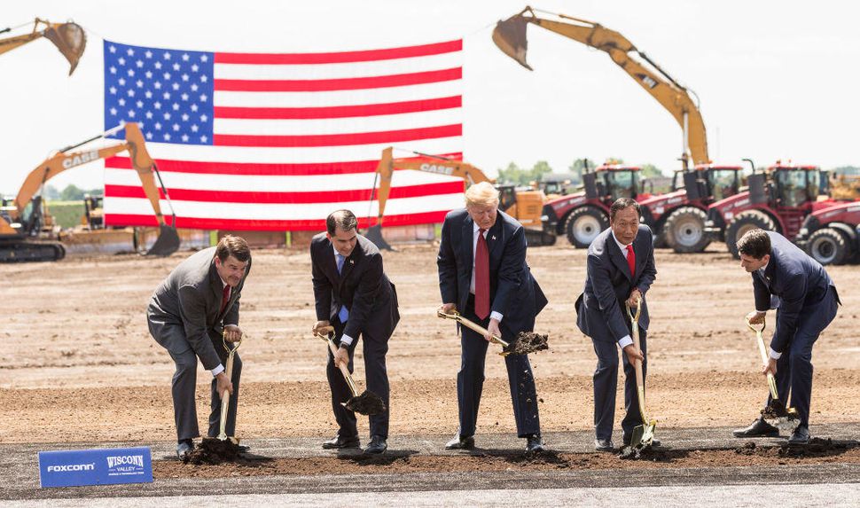 Presidente Trump participa da inauguração da fábrica da Foxconn em Wisconsin